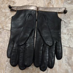 Women's gloves in lambskin. Metallic accents on the wrists.